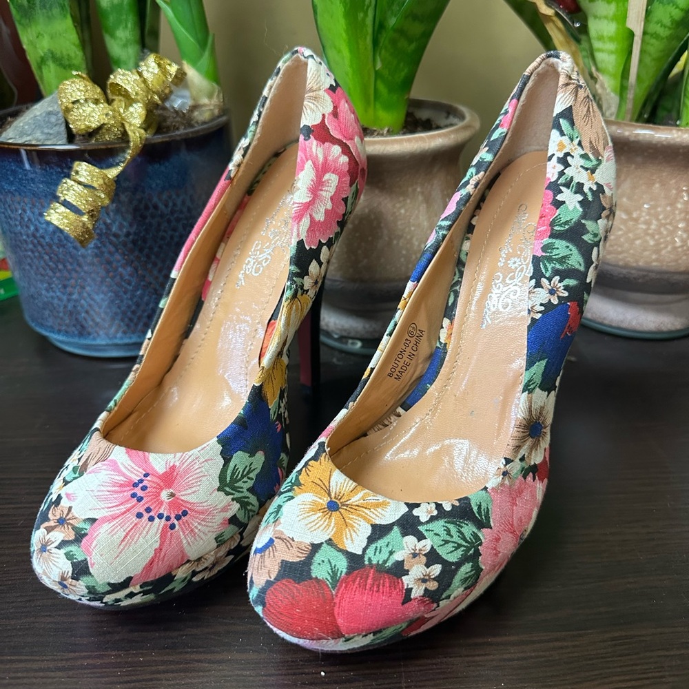 Size 6 1/2 -7 flowered heels NWOT